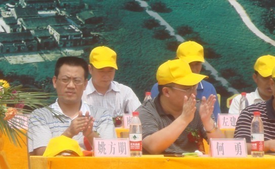 廣西新港灣公司副總經(jīng)理姚方明、生產(chǎn)副總經(jīng)理廖烈宏在會上