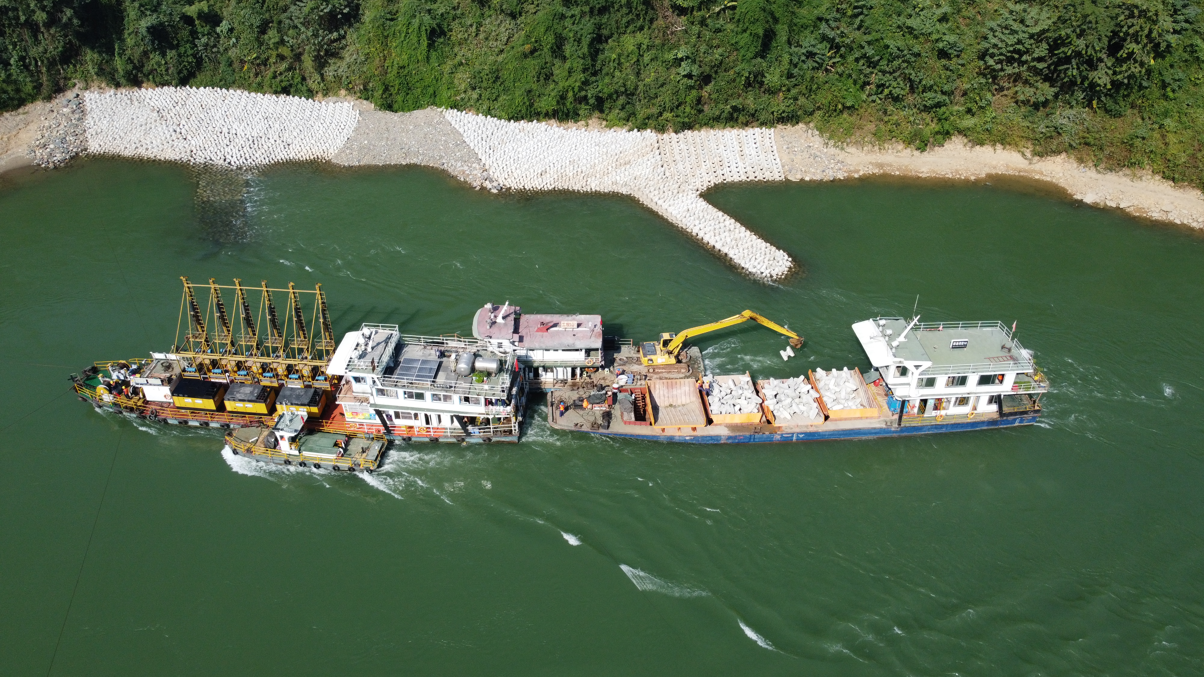 瀾滄江項(xiàng)目賀寬上灘D2復(fù)式壩扭王字塊拋投